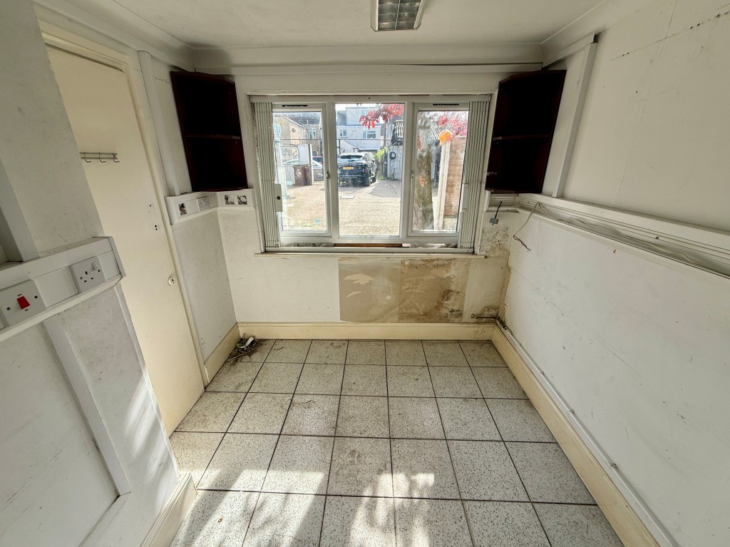 Lot: 75 - FREEHOLD SITE WITH WORKSHOP, OFFICE, HARDSTANDING AND PARKING - Office